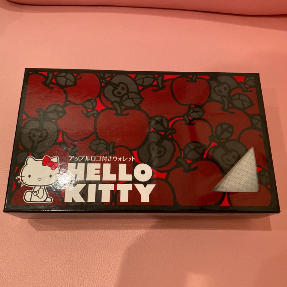 Hello Kitty w/ Apple Logo Wallet: Black